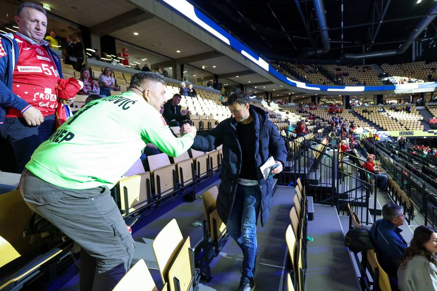 Herning: Domagoj Divnjak fotografirao se s navijačima uoči utakmice Hrvatska i Njemačka u polufinalu EHF Europskog prvenstva