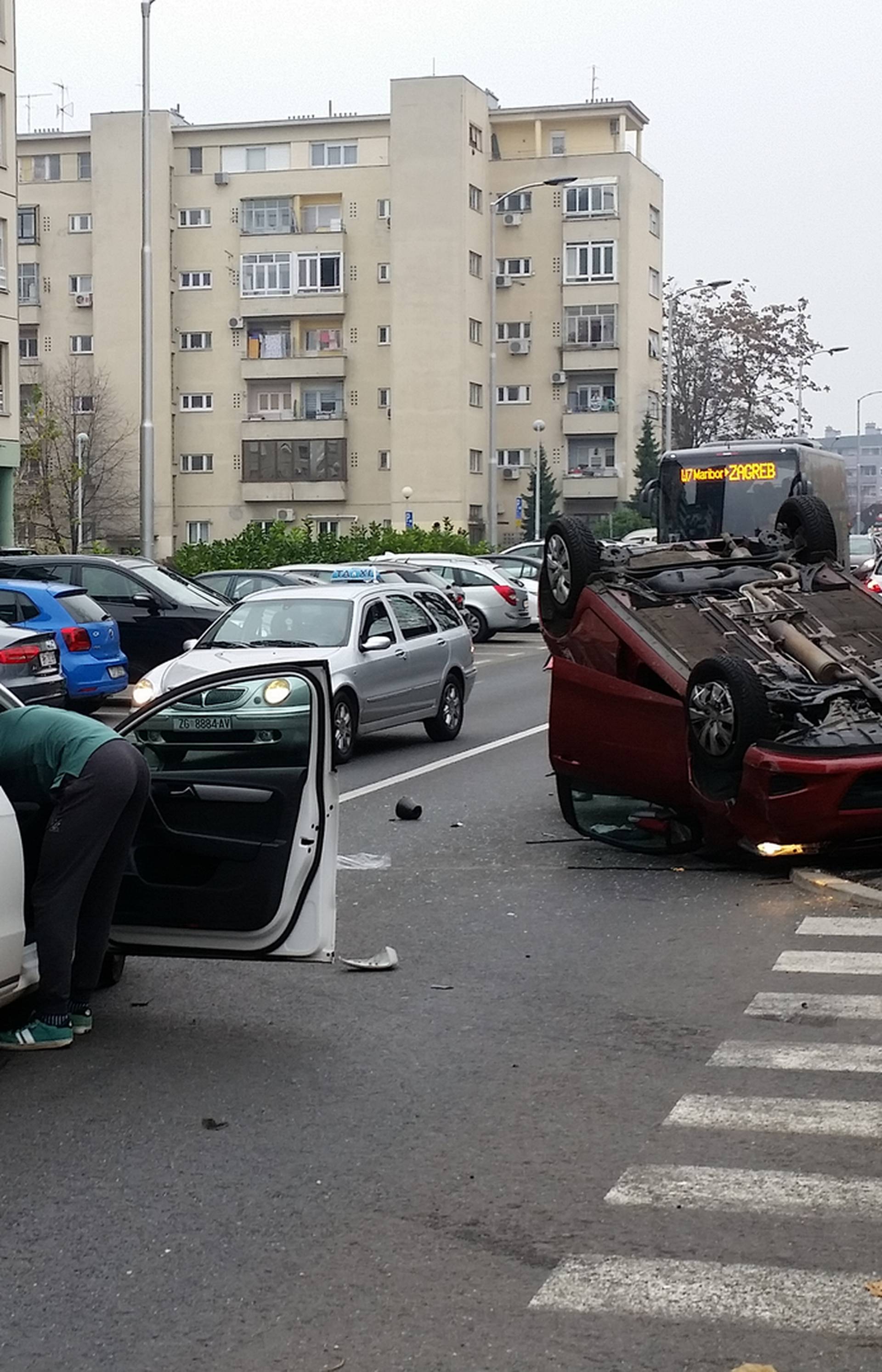 Završio na krovu: U sudaru u Zagrebu troje ljudi ozlijeđeno