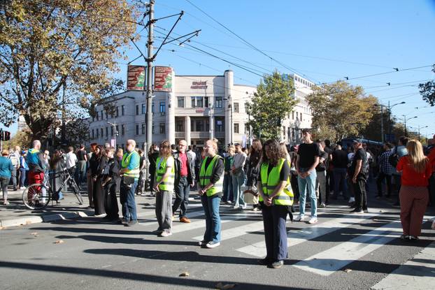Novi Sad: U 11.52 sve je stalo, građani sa 16 minuta tišine odali počast stradalima