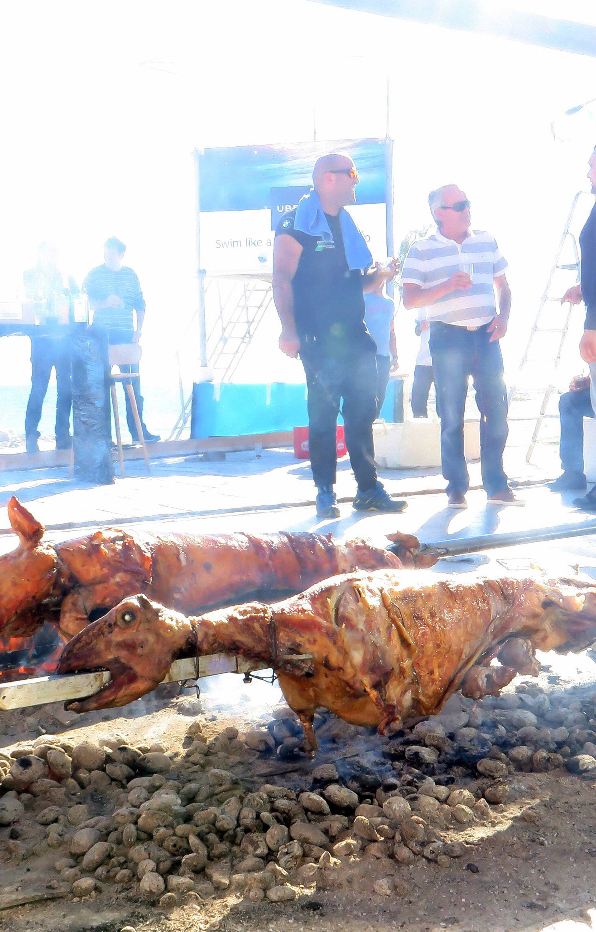 Srušili kafiće pa okrenuli janje na Žnjanu: Odlazimo sa stilom