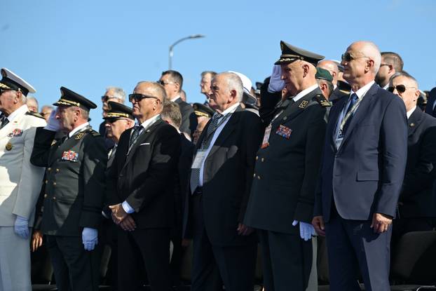 Zagreb: Uzvanici iz lože prate svečani vojni mimohod u povodu 30. obljetnice VRO Oluja