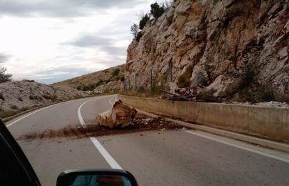 Na Hvaru se odronio veliki dio stijene i pao na cestu