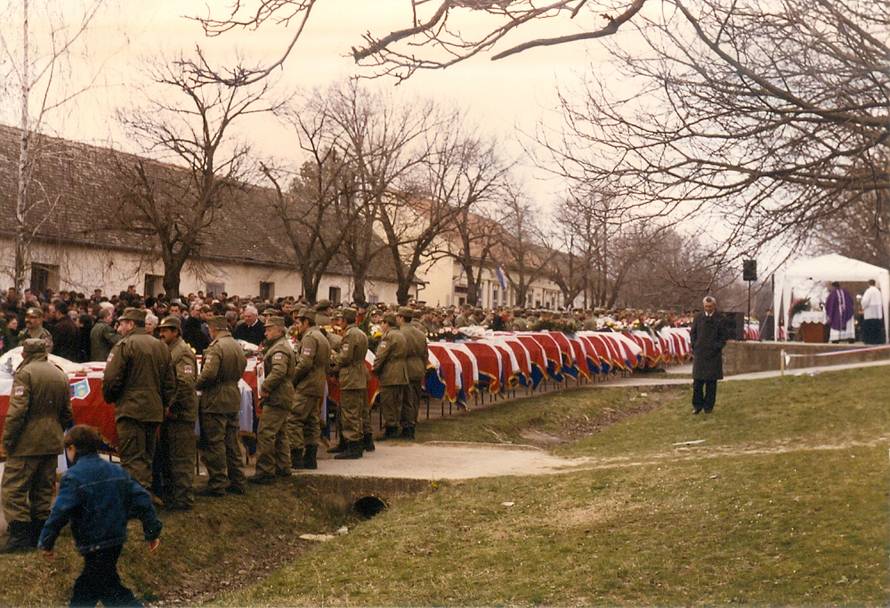 Srpska paravojska natjerala ih 'brati grožđe' u minskom polju. Uhvatili su se za ruke i krenuli...