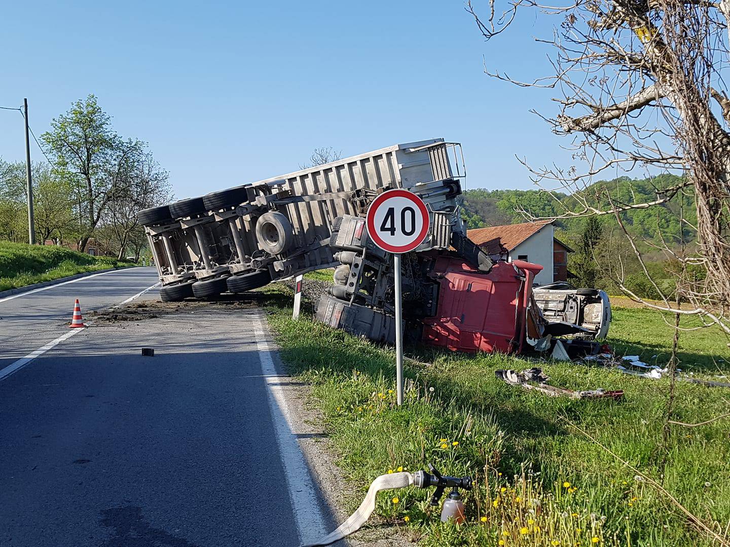 Stravična nesreća kod Petrinje: Vozačica auta se bori za život