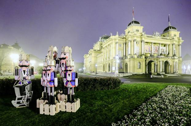 Zagreb: Ispred HNK postavljene figure Ora&scaron;ara
