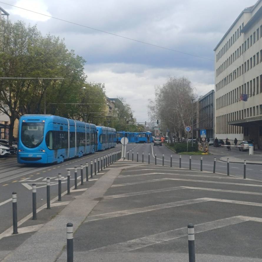 Tramvaj iskočio iz tračnica u centru Zagreba nakon sudara! Kolaps prometa prema istoku