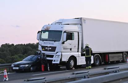 Užas kraj Brinja: Kamion gurao auto 150 metara, dijelovi letjeli  po autocesti, poginulo je dijete