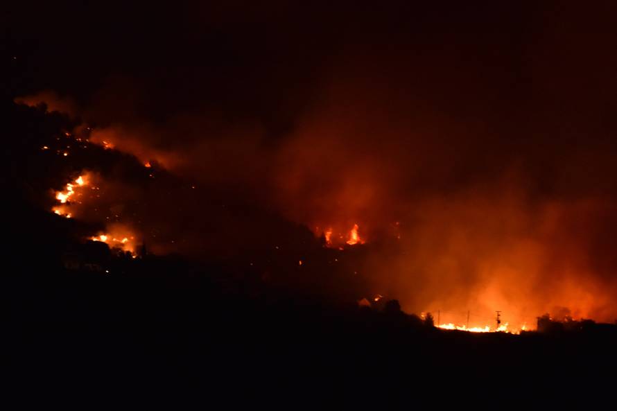 U Đevrskama obranjene kuće, ali jak vjetar i dalje nosi vatru
