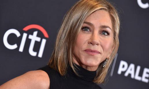 FOTO &Scaron;to je prirodno, a &scaron;to nije? Rachel iz 'Prijatelja' i&scaron;la je 'pod no&zcaron;', evo koje zahvate priznaje