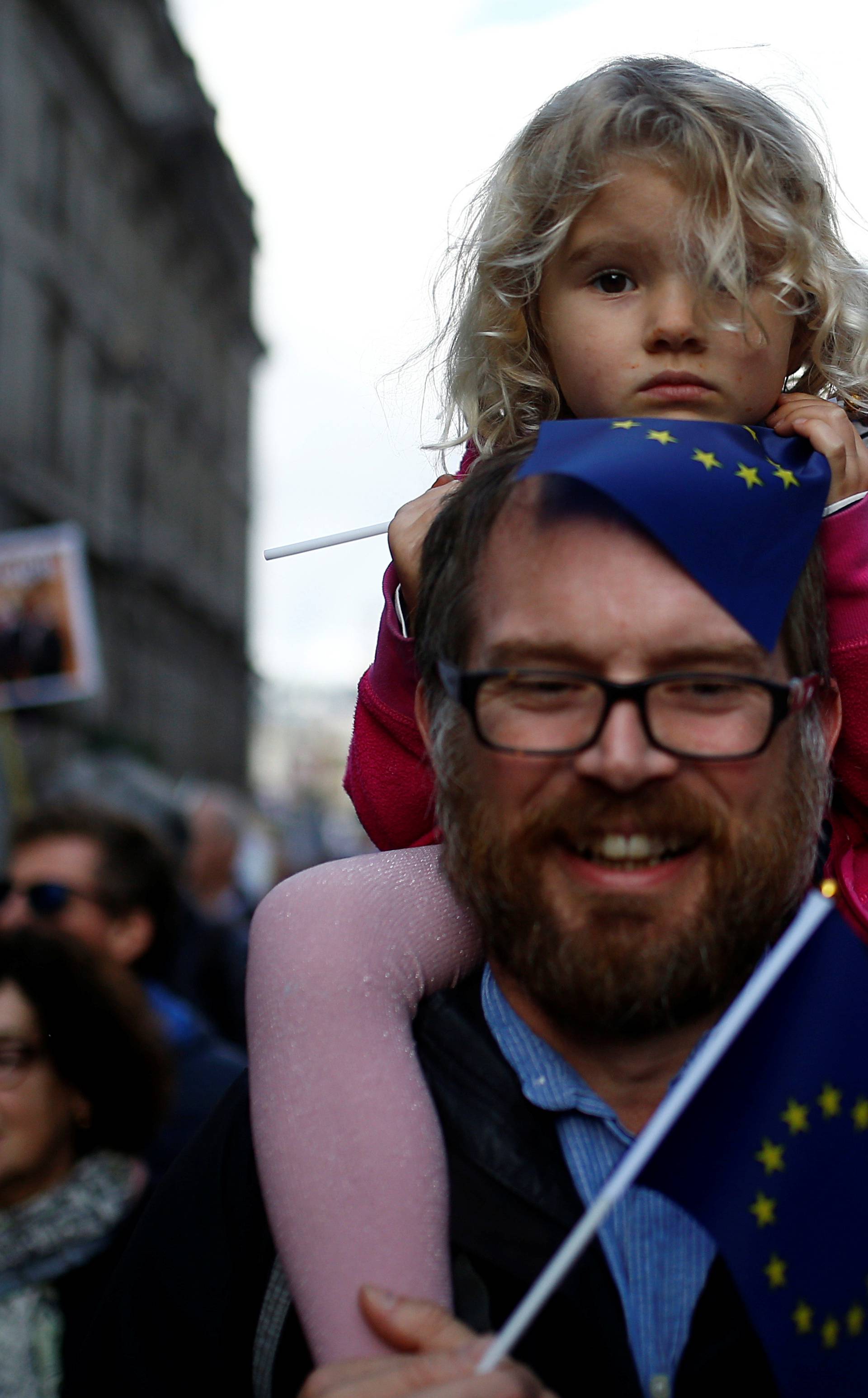 Desetine tisuća na ulicama Londona, žele novi referendum