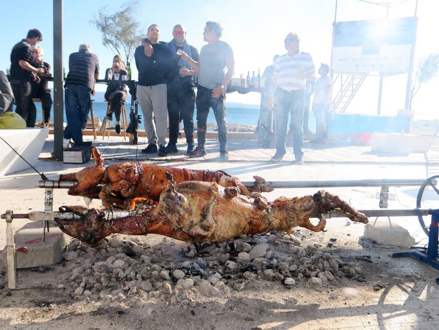 Srušili kafiće pa okrenuli janje na Žnjanu: Odlazimo sa stilom