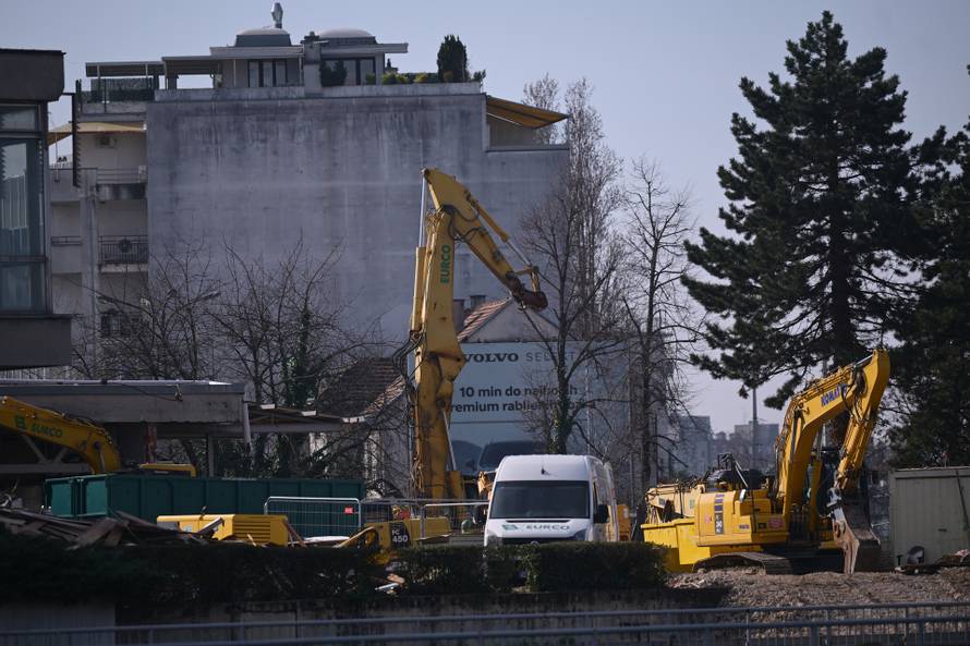 Zagreb: Postavljena dizalica na zgradu Vjesnika na kojoj traju pripreme za rušenje