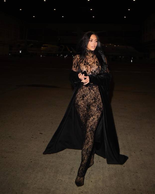 Kim Kardashian u prozirnoj haljini pokazala sve svoje adute