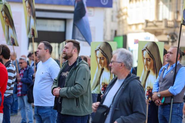 Zagreb: Molitelji na glavnom gradskom trgu