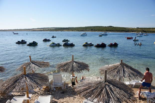 Popularni pješčani otok Levan, nedaleko od Pule