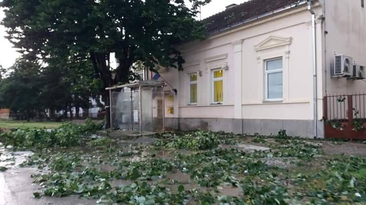 Vjetar otpuhao krov sa škole u Pitomači: 'Uništene su i kuće...'