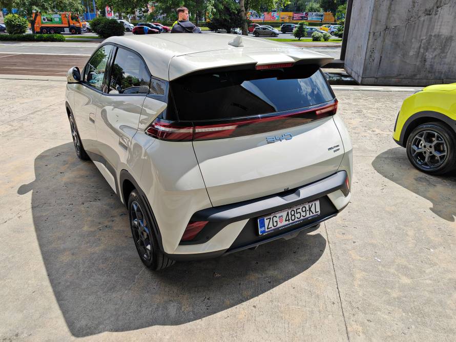 Pokazao kako mu kineski auto izgleda nakon 220.000 km u 2 godine. Premiumi na aparatima