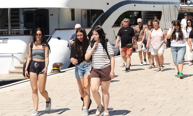 Šibenik: Kruzeri i turisti okupirali šibensku rivu