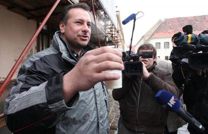 Zakasnili pred Sabor: Mljekari htjeli zastupnicima dati mlijeko