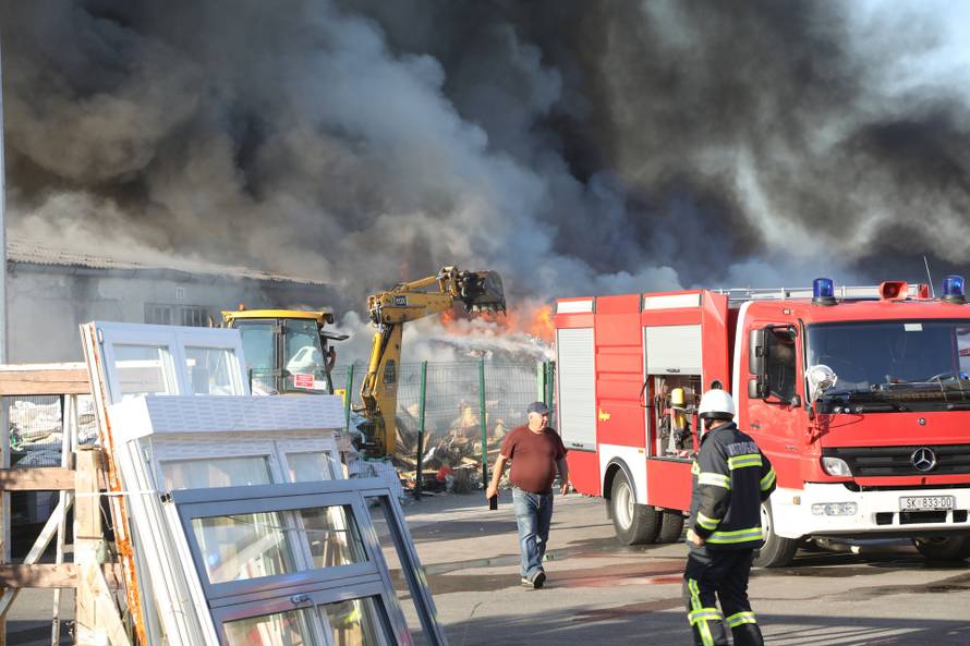 U Novom Pračnu izbio požar u hali za obradu otpada