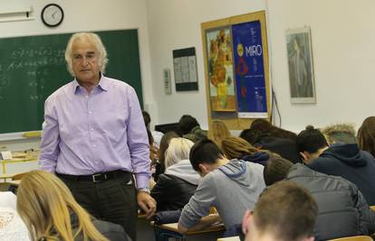 I dalje predaje: Vinko Bajrović (83) studentima davao savjete