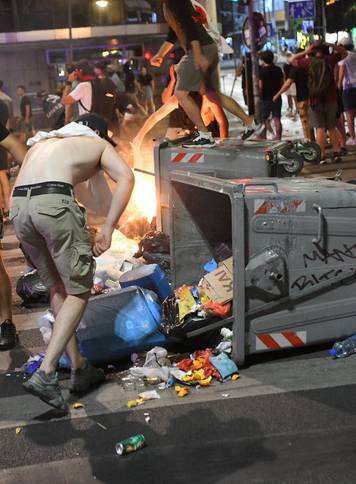 Beograd: Na Slaviji policija protiv prosvjednika upotrijebila suzavac