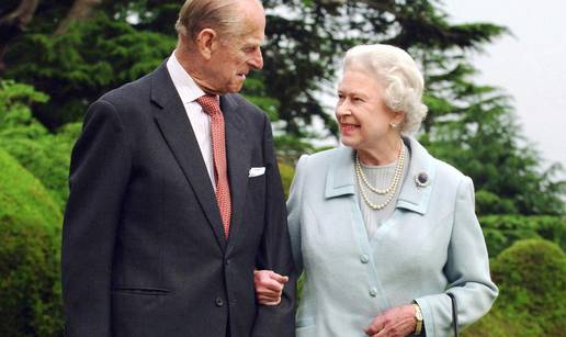 Kraljica Elizabeta upoznala je princa Philipa kad joj je bilo 13: 'Nikada drugoga nije pogledala'