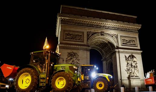 FOTO Seljaci blokirali ceste u Parizu da zaustave Mercosur