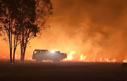 Toplinski val udara Australiju, vatrogasci se bore s požarima