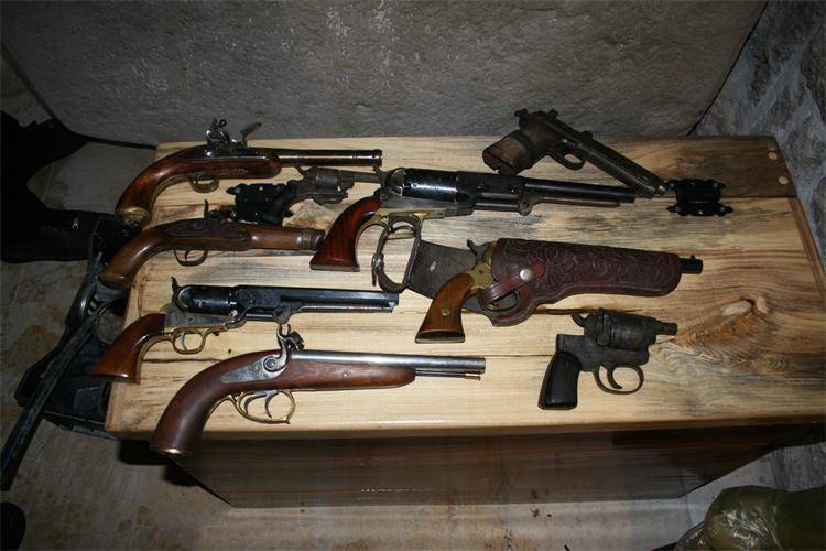 U kući u Stonu našli puške, dva pištolja, revolvere, streljivo...