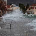 FOTO Olujno jugo opet 'potapa' Ka&scaron;tela! Oglasili su upozorenja, more se izlijeva na obalu...