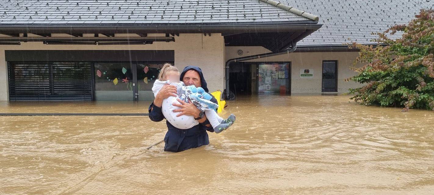 FOTO Vatrogasci spašavali djecu iz vrtića u Sloveniji, prestrašene ih iznosili u rukama po poplavi