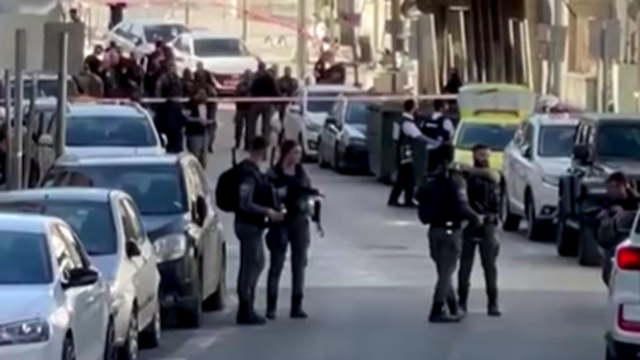 VIDEO Izbo policajku i policajca u Jeruzalemu. Ona je kritično. Napadača (16) ubila policija