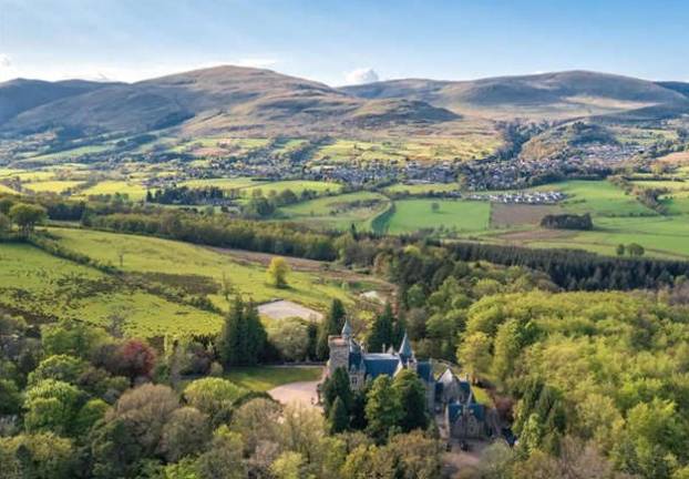 FOTO Dvorci diljem svijeta na prodaju! Neki imaju 200 soba, tamnice, jezera, šume i potoke