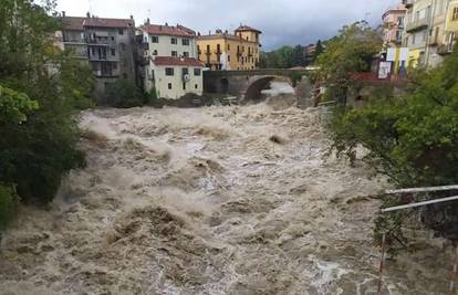 Poplave u Francuskoj i Italiji: Najmanje dvoje mrtvih, uništene brojne ceste i domovi