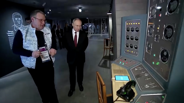 VIDEO Vladimir Putin na izložbi je odbio pritisnuti gumb za simulaciju nuklearne bombe