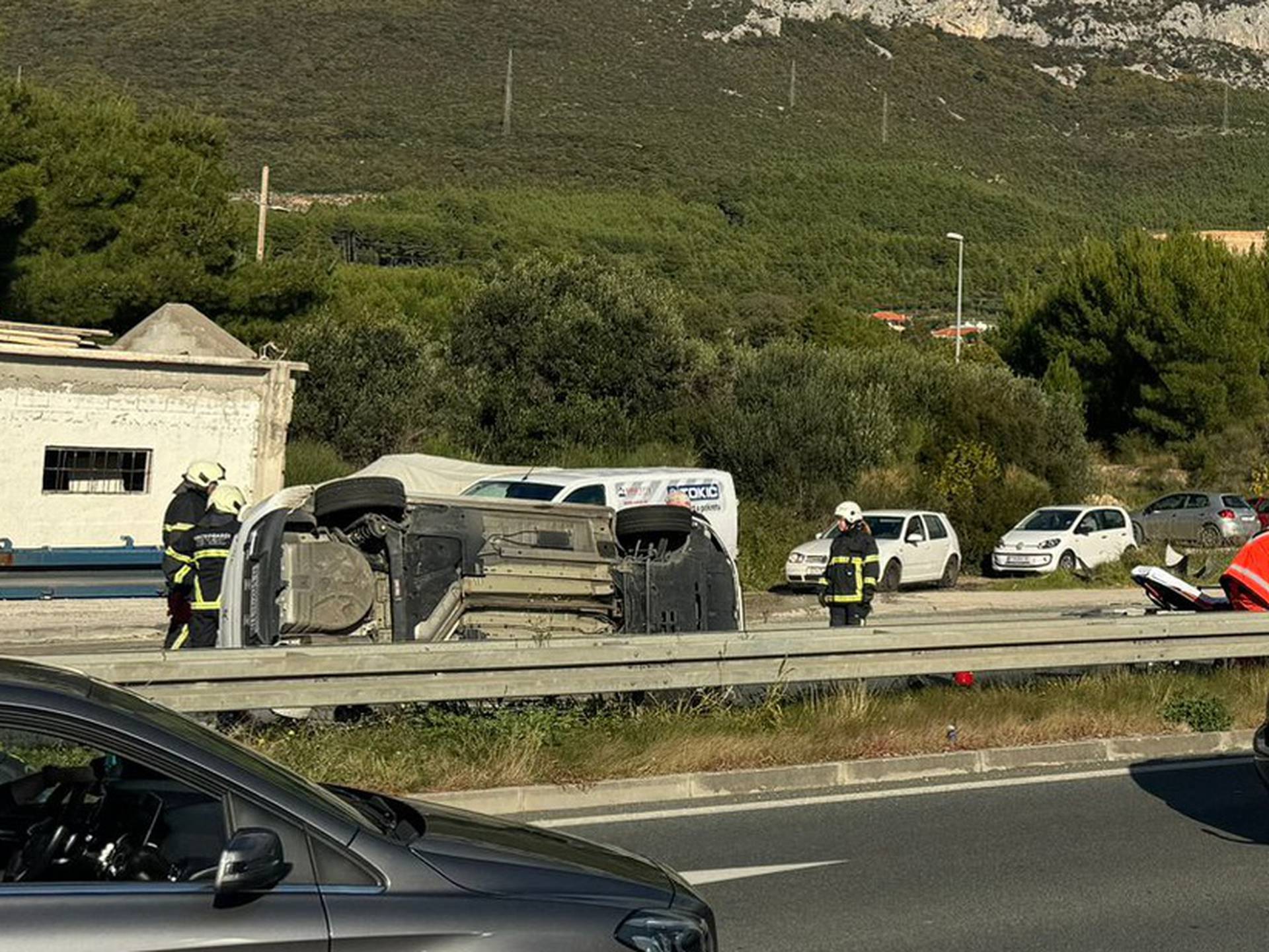 FOTO Auto u nesreći kod Kaštel Sućurca završio na boku: 'Jedan vozač ozlijeđen, staklo posuvda'