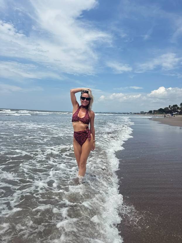 Vrući kadrovi s Balija: Maja u top formi na plaži, ali bez Šime