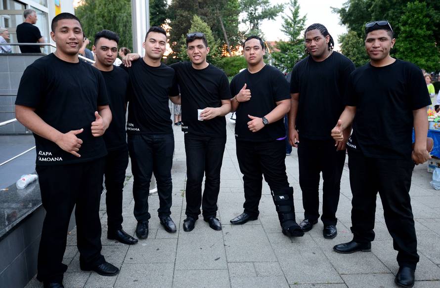 Dečki iz klape Samoane vole našu spizu, cure i Olivera...