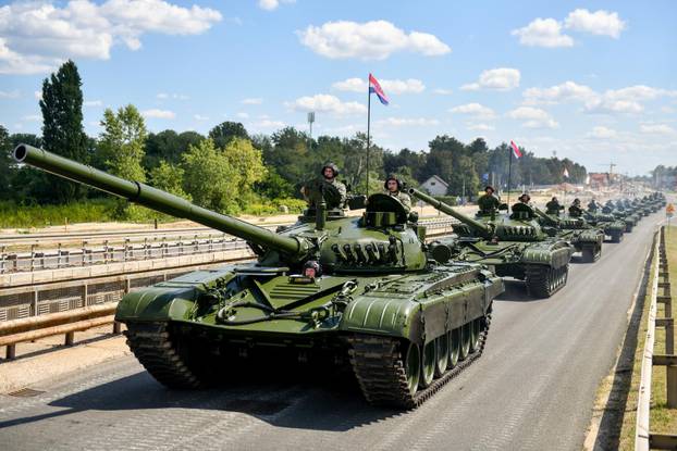 Tenkovi Hrvatske vojske prolaze preko Mosta mladosti uoči početka svečanog vojnog mimohoda u Zagrebu