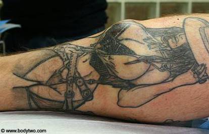 Muškarac stavio silikone u tetovažu na listu noge