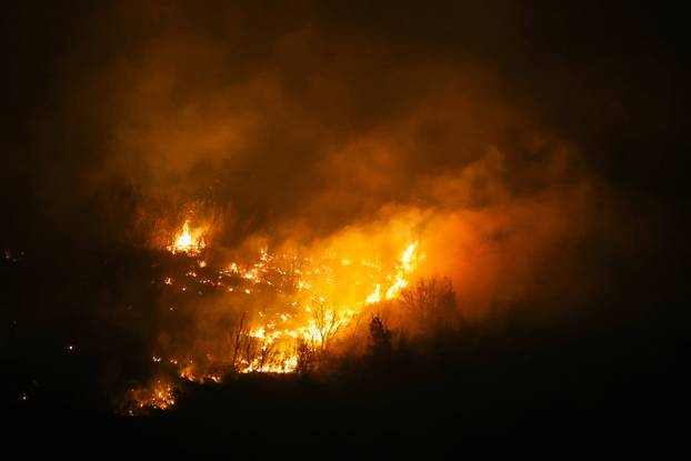 Po&zcaron;ar koji je  poslijepodne izbio podno U&ccaron;ke sad je pod kontrolom
