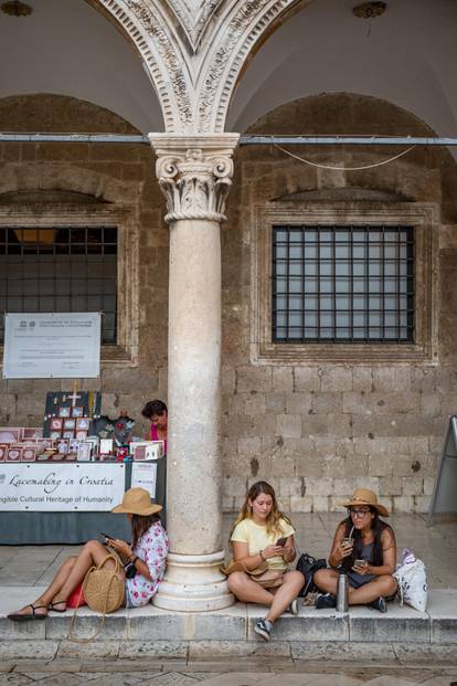 Dubrovnik: Kiša nije omela brojne turiste u razgledavanju grada