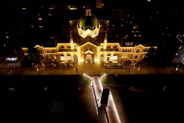 Pogled iz zraka na  novogodišnje ukrase u centru Sarajeva