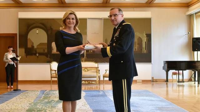 Predsjednica Grabar Kitarović odlikovala američkog generala