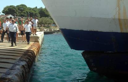 Trajekt pun putnika se zabio u rivu na otoku Silbi