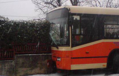 U Zagrebu 33 prometne, u Rijeci bus završio u ogradi