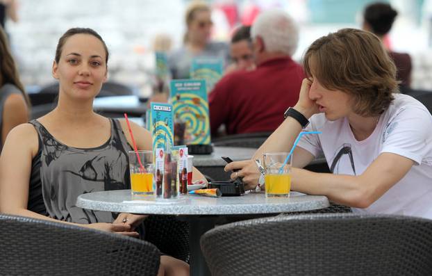 ARHIVA 2010. Zadar: Luka Modri? sa suprugom Vanjom i prijateljima na pi?u na Kalelargi