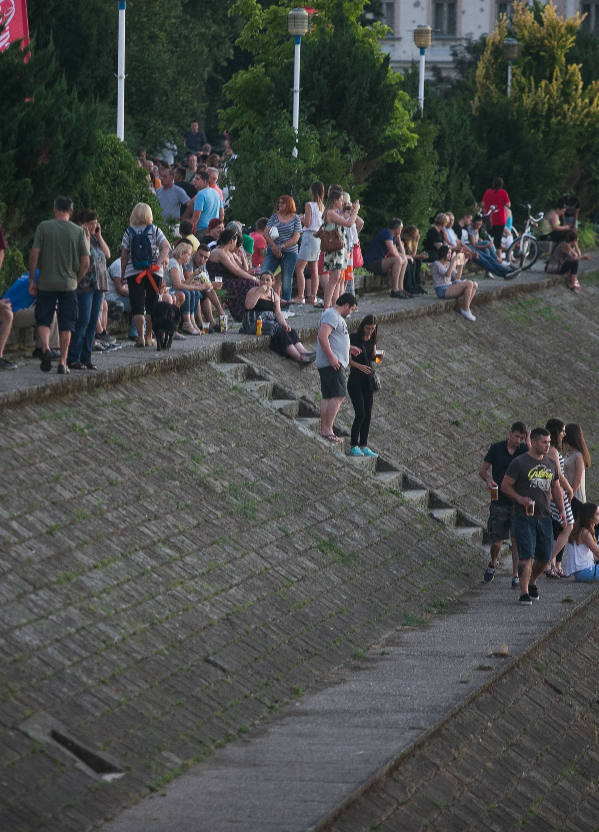 Građani skupljali čepove za osvjetljenje osječkog mosta