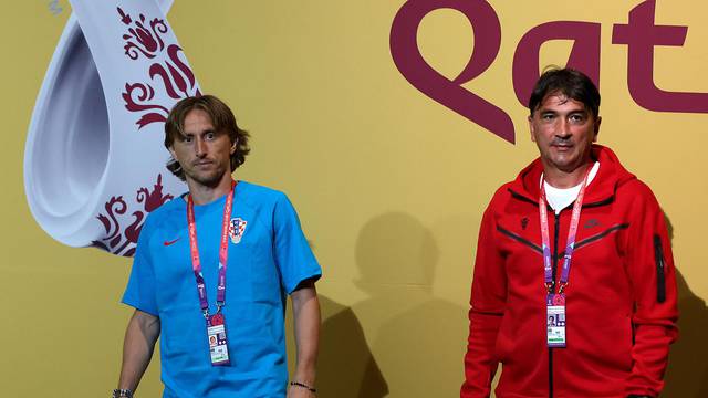 KATAR 2022 - Zlatko Dalić i Luka Modrić prije konferencije za medije prošetali su zelenim tepihom